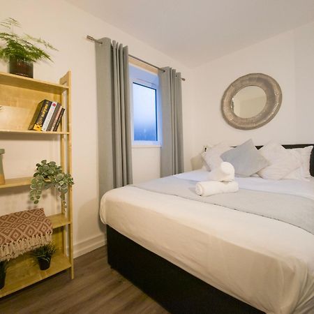 Plenty Of Parking Available; 3 Bedroom Apartment By Property Promise Cardiff Kültér fotó