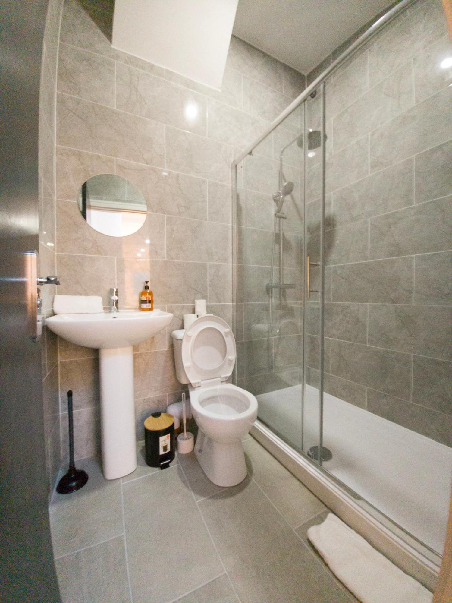 Plenty Of Parking Available; 3 Bedroom Apartment By Property Promise Cardiff Kültér fotó