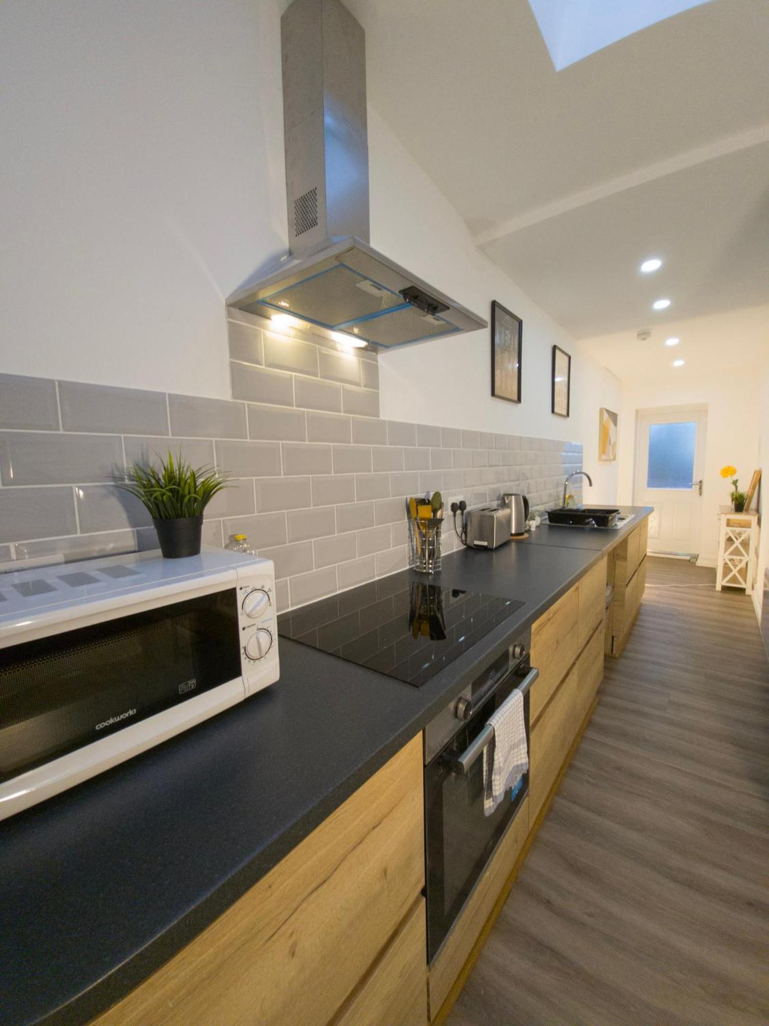 Plenty Of Parking Available; 3 Bedroom Apartment By Property Promise Cardiff Kültér fotó