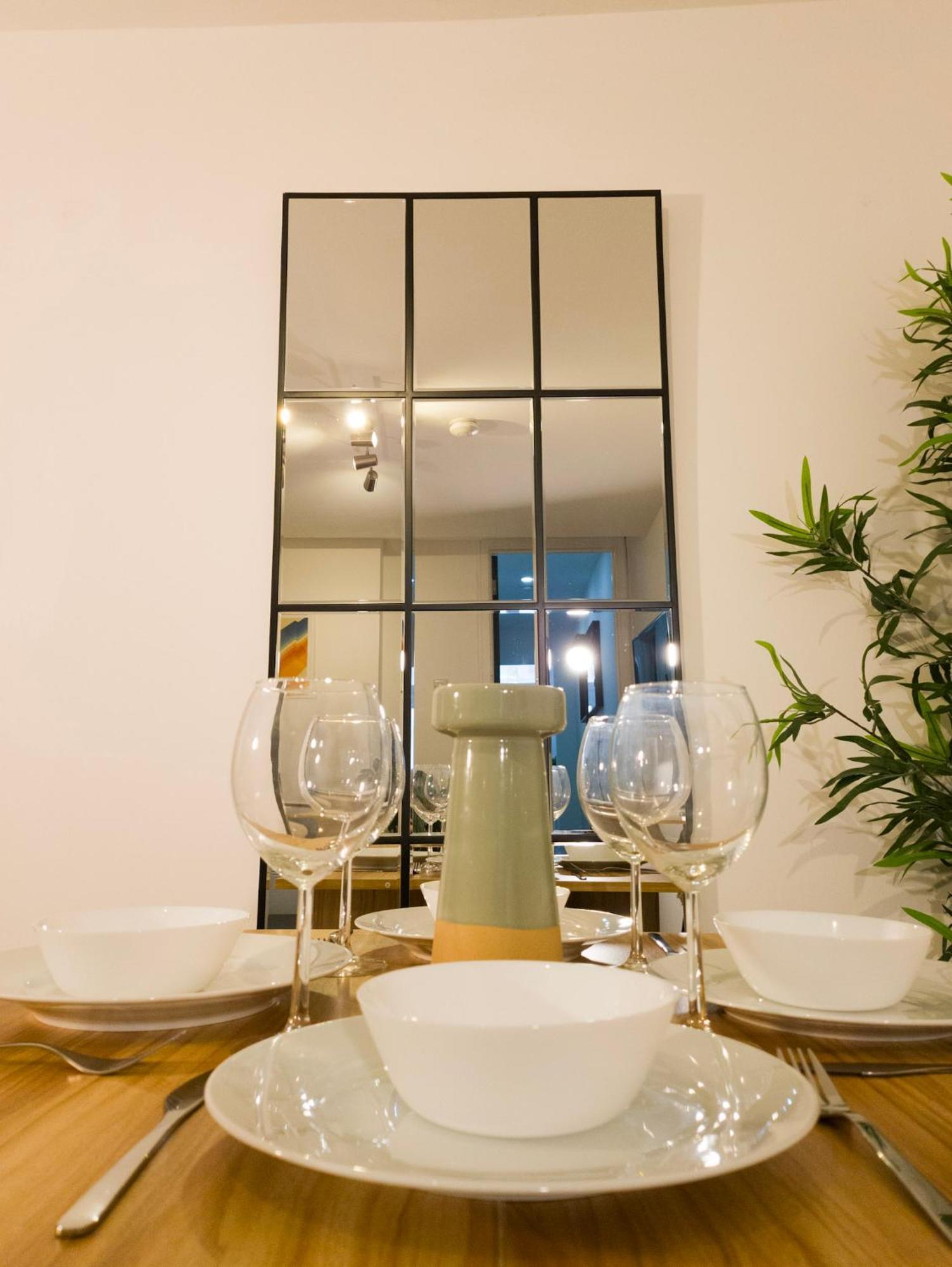 Plenty Of Parking Available; 3 Bedroom Apartment By Property Promise Cardiff Kültér fotó