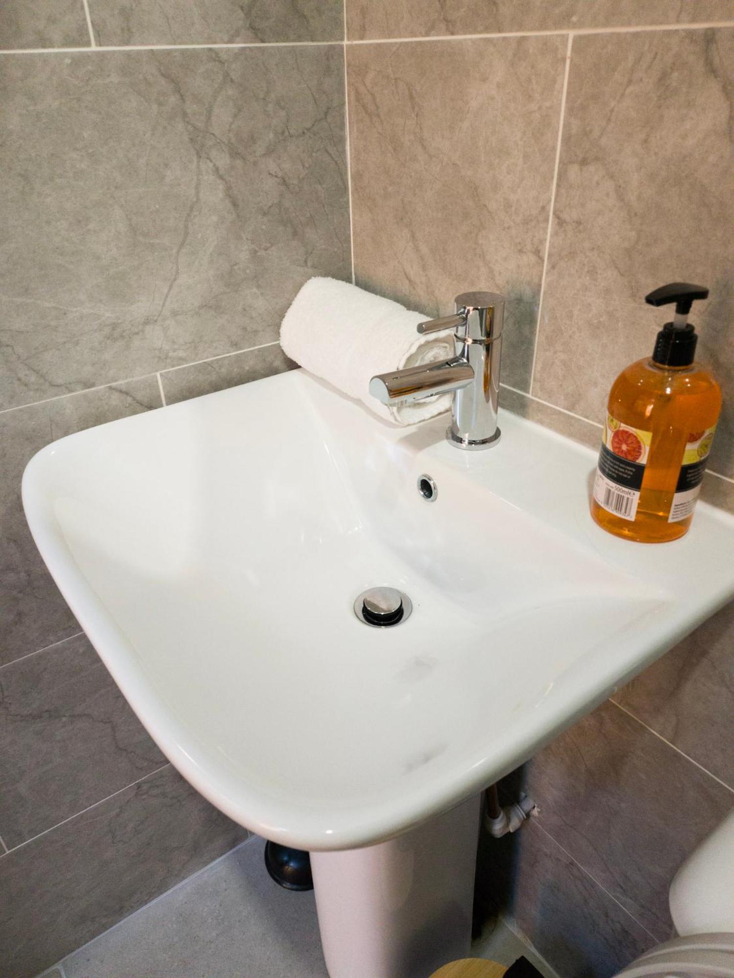 Plenty Of Parking Available; 3 Bedroom Apartment By Property Promise Cardiff Kültér fotó