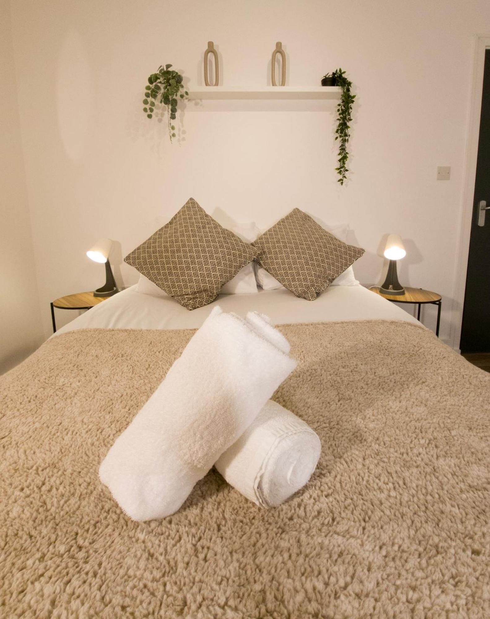 Plenty Of Parking Available; 3 Bedroom Apartment By Property Promise Cardiff Kültér fotó