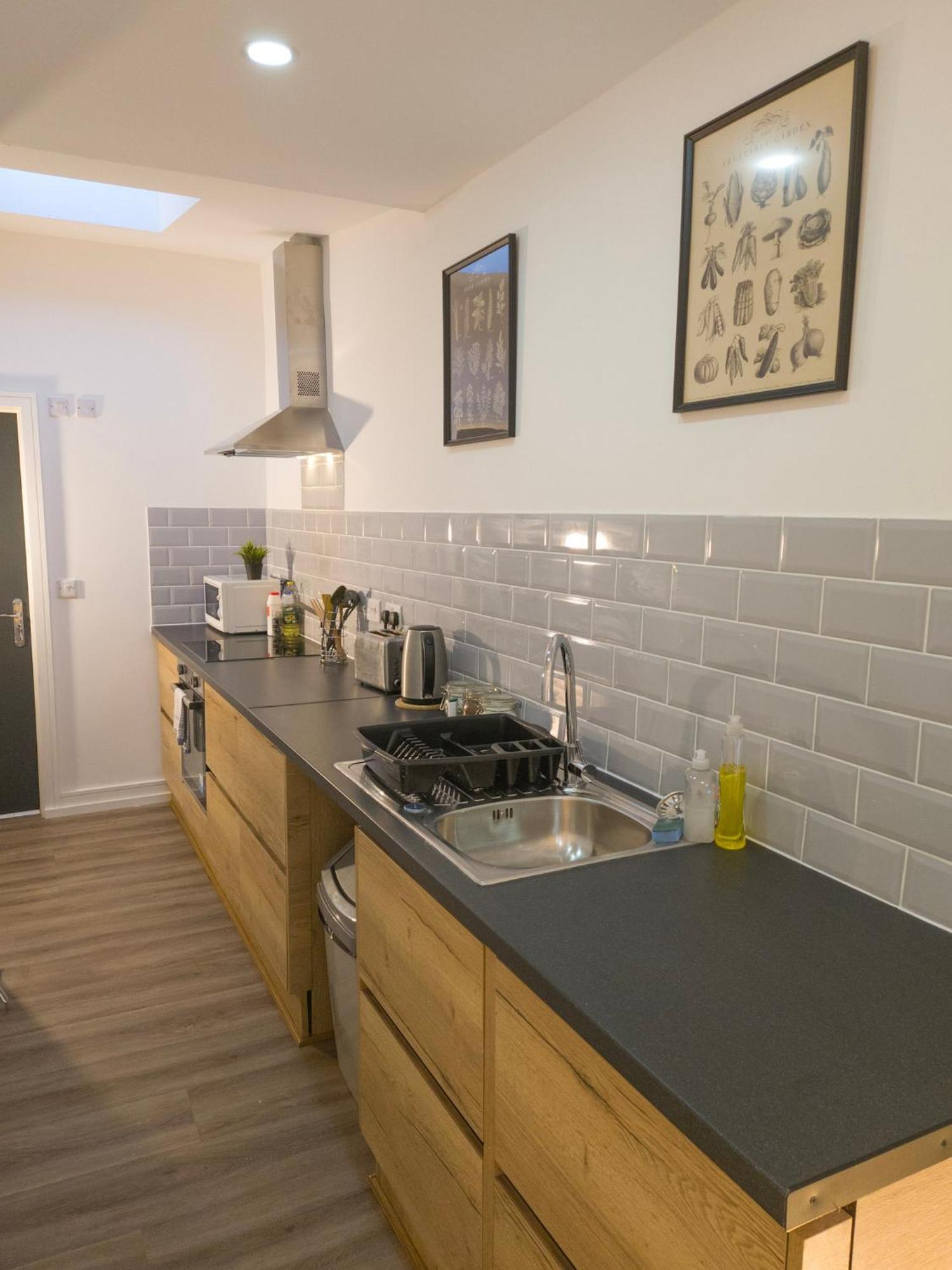 Plenty Of Parking Available; 3 Bedroom Apartment By Property Promise Cardiff Kültér fotó