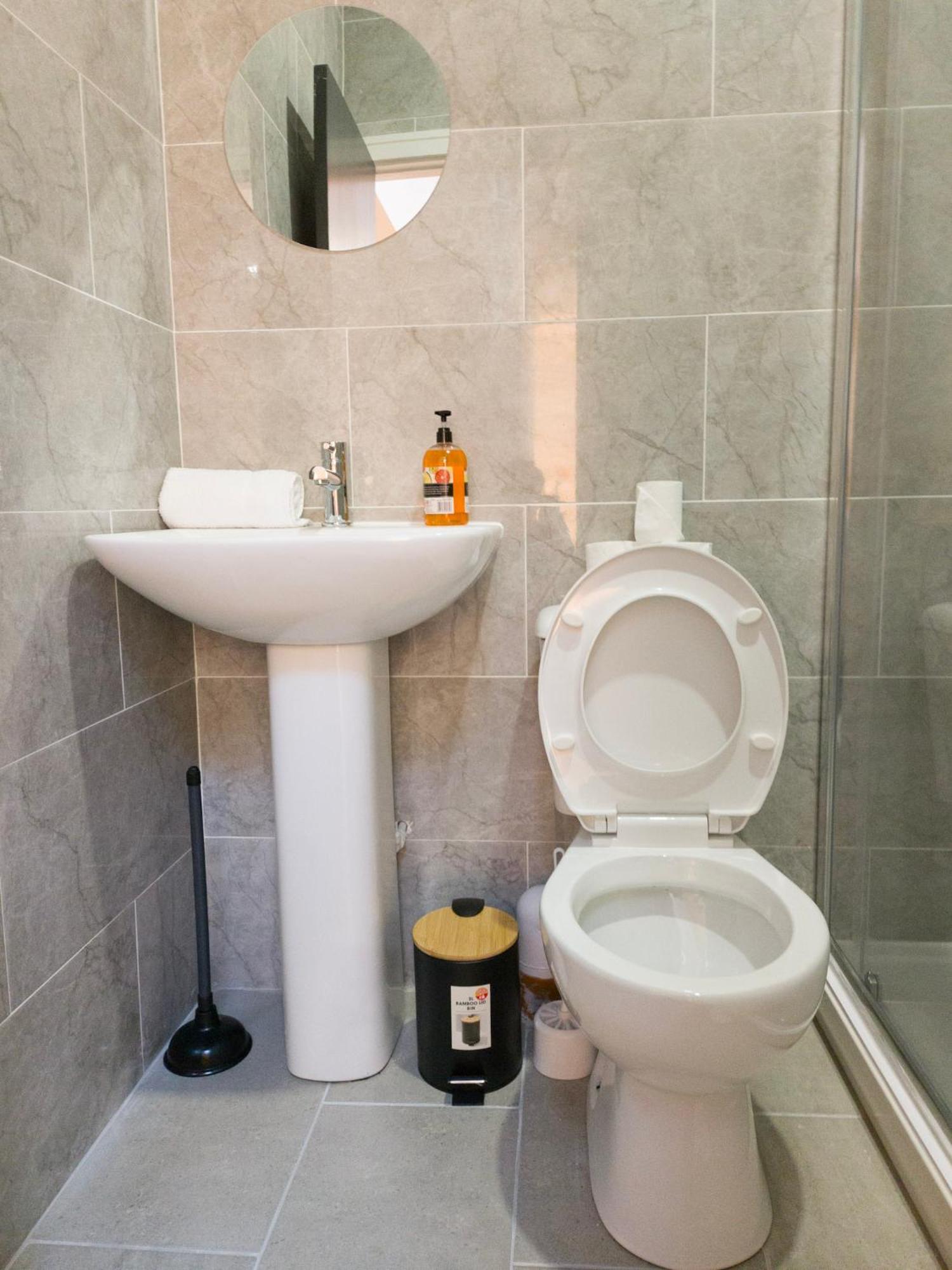 Plenty Of Parking Available; 3 Bedroom Apartment By Property Promise Cardiff Kültér fotó