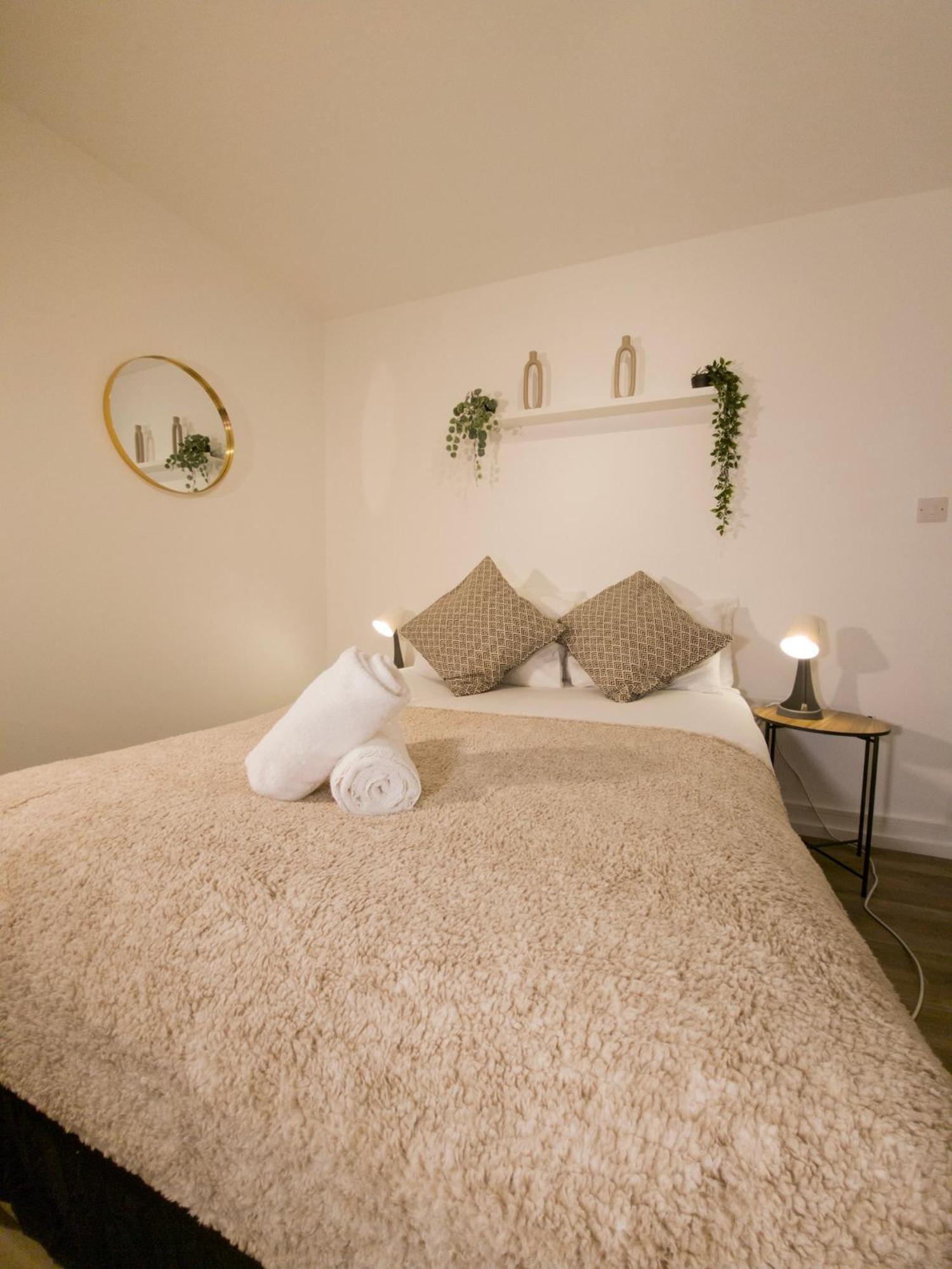 Plenty Of Parking Available; 3 Bedroom Apartment By Property Promise Cardiff Kültér fotó