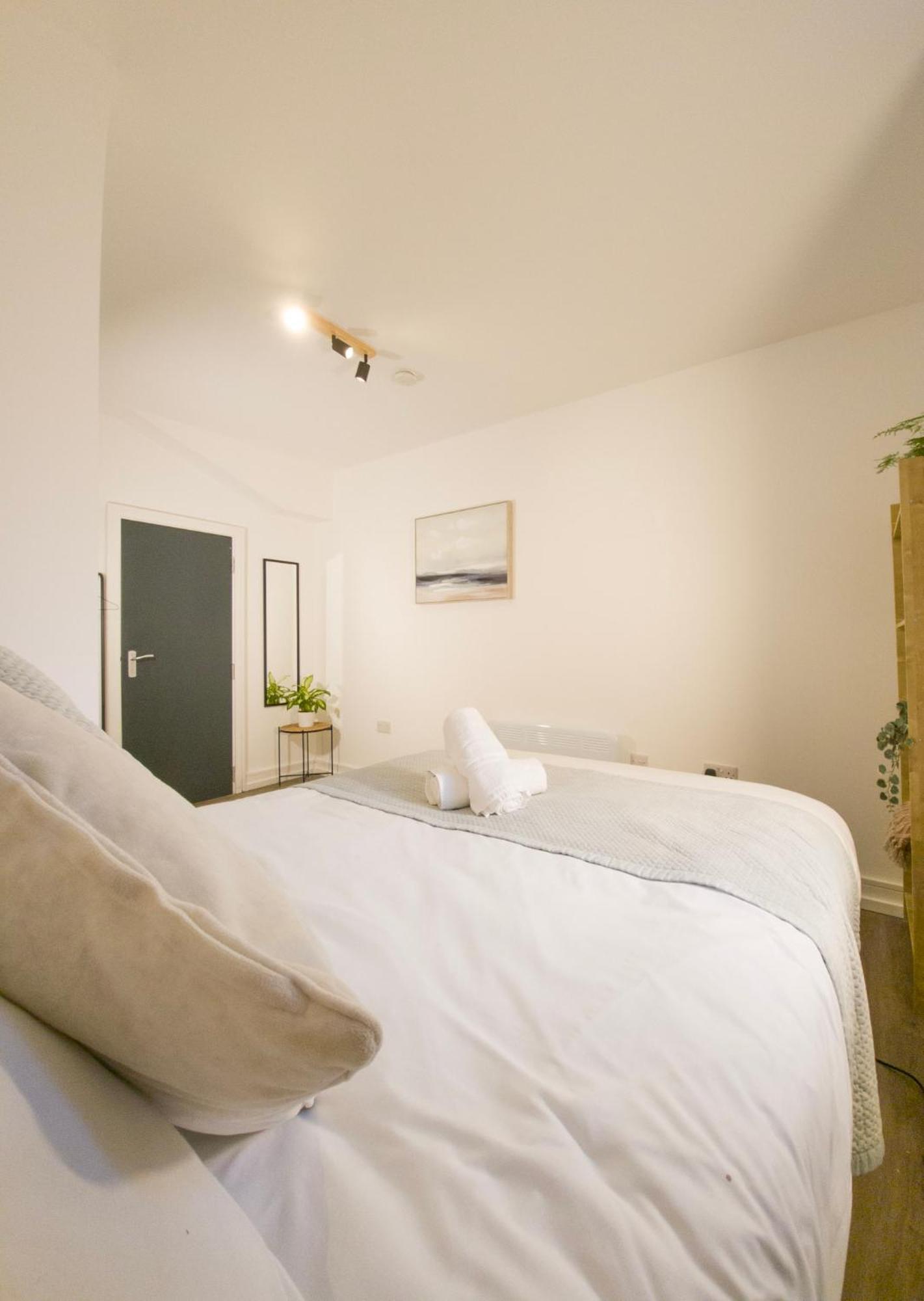 Plenty Of Parking Available; 3 Bedroom Apartment By Property Promise Cardiff Kültér fotó