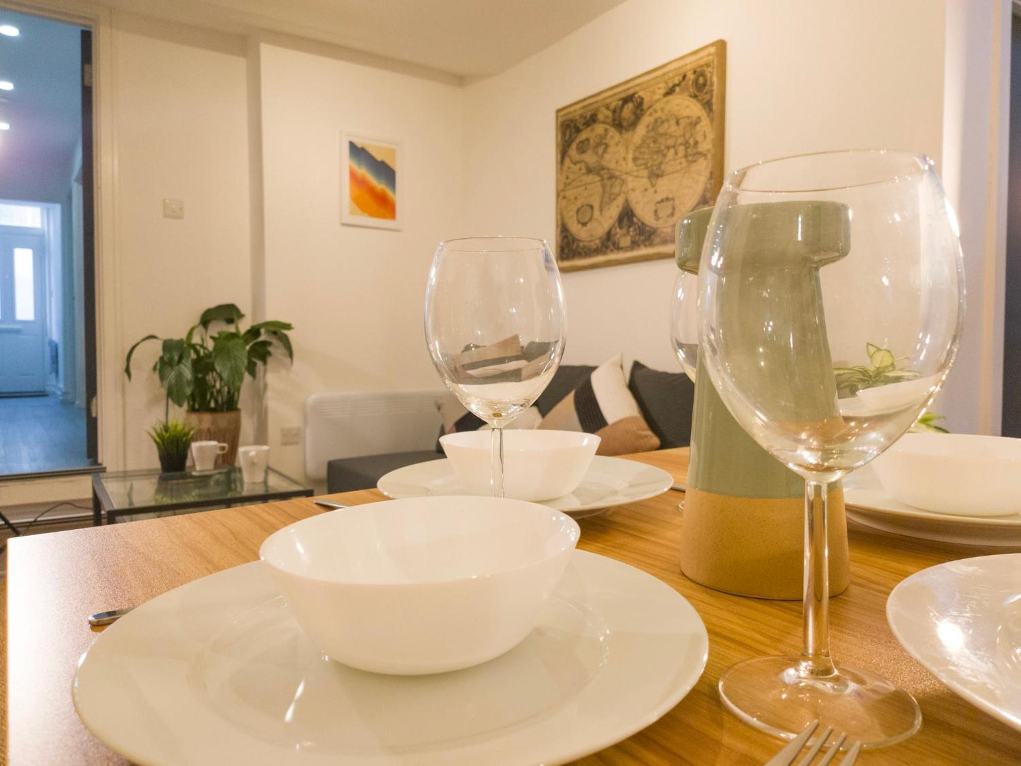 Plenty Of Parking Available; 3 Bedroom Apartment By Property Promise Cardiff Kültér fotó