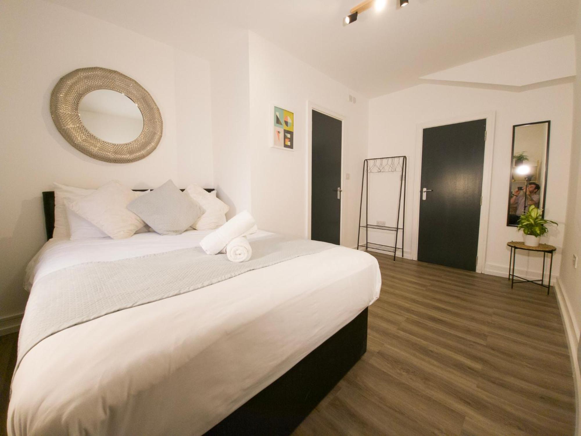 Plenty Of Parking Available; 3 Bedroom Apartment By Property Promise Cardiff Kültér fotó