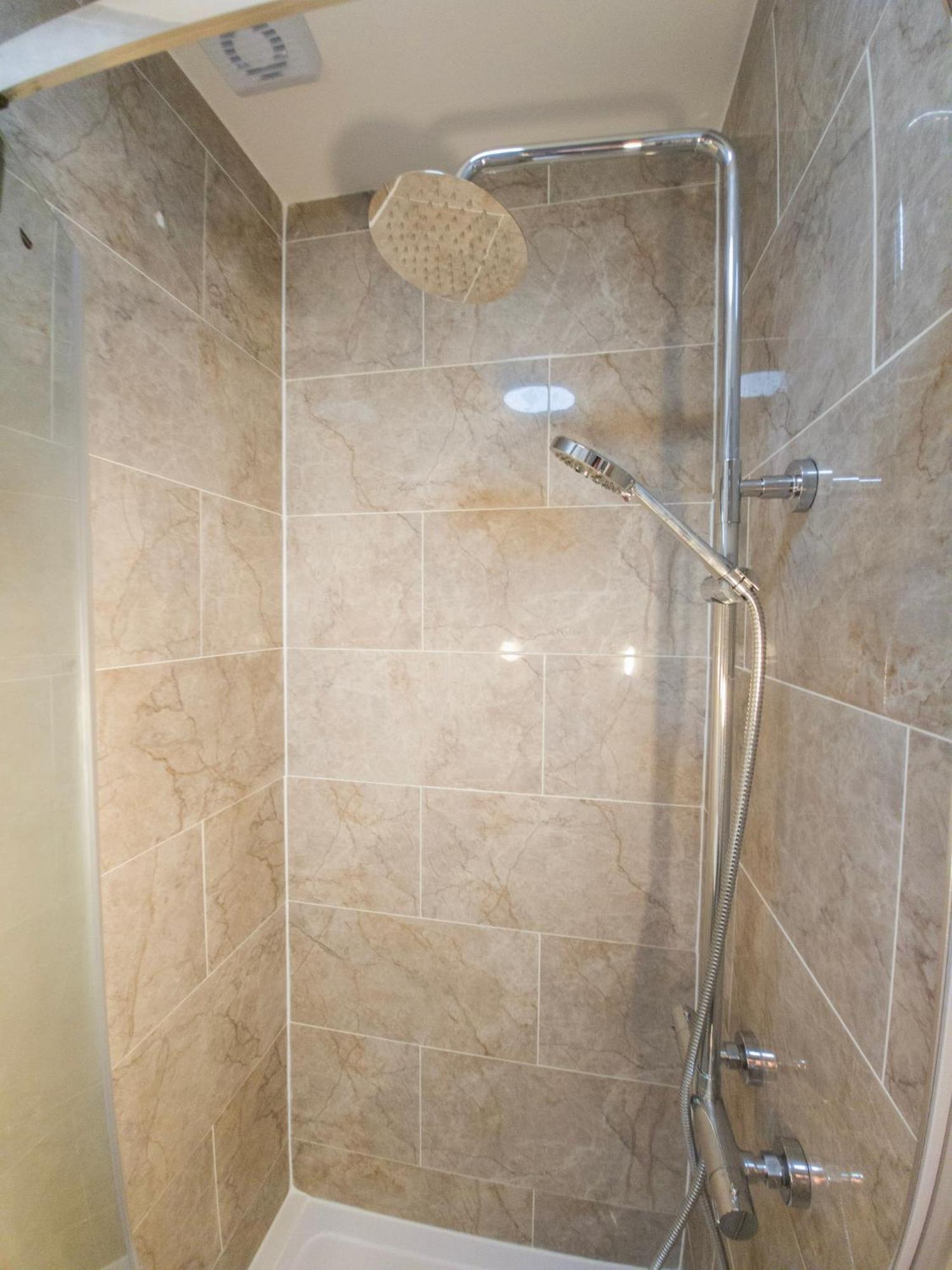 Plenty Of Parking Available; 3 Bedroom Apartment By Property Promise Cardiff Kültér fotó