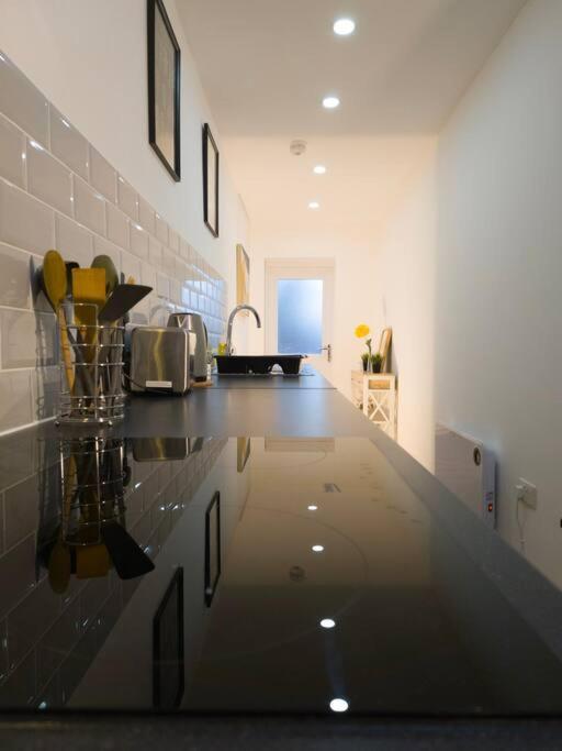 Plenty Of Parking Available; 3 Bedroom Apartment By Property Promise Cardiff Kültér fotó